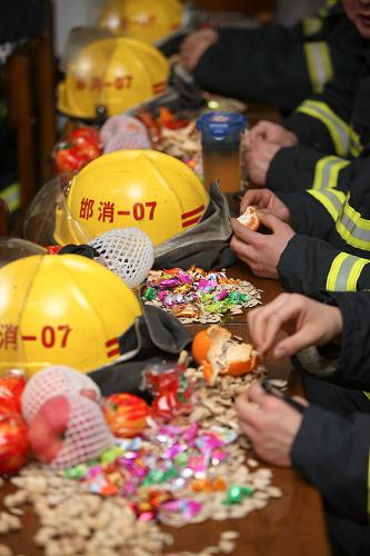 1月22日,隨時(shí)待命的武警邯鄲市消防支隊(duì)官兵。新華社記者 李鑫 攝