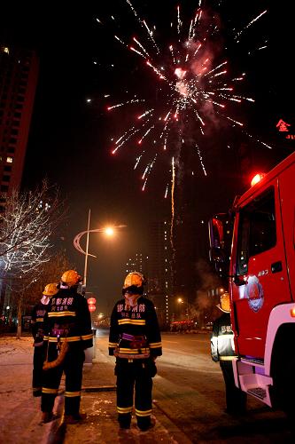 1月22日,武警邯鄲市消防支隊(duì)七中隊(duì)的執(zhí)勤官兵在煙花爆竹集中燃放區(qū)嚴(yán)陣以待。新華社記者 李鑫 攝