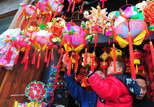 1月23日,游客在福州三坊七巷選購(gòu)花燈。新華社記者 魏培全 攝