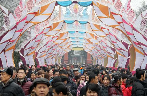 1月23日,人們在成都武侯祠舉行的2012成都大廟會上游玩。當日是大年初一,在成都武侯祠舉行的2012成都大廟會上游人如織。人們在賞花燈、觀民俗、品美食中歡度新春佳節(jié)。新華社發(fā)(薛玉斌 攝)