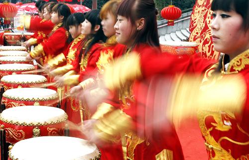 1月23日,來自山西的一支女子現(xiàn)代打擊樂隊在表演《中國龍》。當日是農歷大年初一,遠道而來的山西絳州鼓樂隊在上海東方明珠廣播電視塔廣場為市民和游客傾情表演。六面大鼓和二十余面小鼓輪番上場,演繹著氣勢恢宏的《普天同樂》《高臺花鼓》《中國龍》《時代鼓韻》等精彩節(jié)目,讓中外游客感受到中國春節(jié)的濃濃喜慶氣氛。新華社記者 張明 攝
