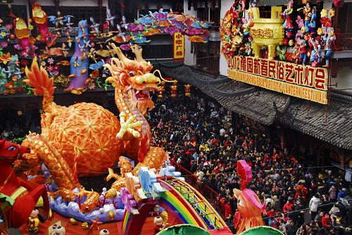 1月23日,眾多游人前往上海老城隍廟參觀燈會(huì)。當(dāng)日是農(nóng)歷龍年大年初一,上海豫園新春民俗藝術(shù)燈會(huì)熱鬧開幕。新華社發(fā)(蔡耀放 攝)