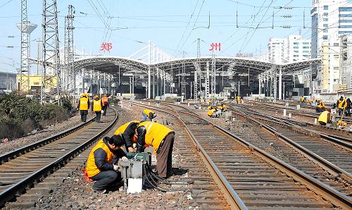 1月24日,施工人員在鄭州火車站軌道上作業(yè)。當(dāng)日,鄭州火車站對已運行21年的行車控制中樞——信號聯(lián)鎖設(shè)備進(jìn)行換裝升級,并進(jìn)行一系列聯(lián)鎖試驗。換裝后,鄭州火車站的行車安全系數(shù)和運輸組織效率將大大提升。據(jù)了解,換裝施工從7時開始至19時結(jié)束,期間,共影響135趟客運列車的正常運行,其中部分客車已經(jīng)停運,部分列車有計劃晚點。新華社記者李安攝