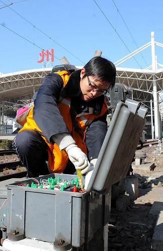 1月24日,施工人員正在接軌道電纜。新華社記者李安攝