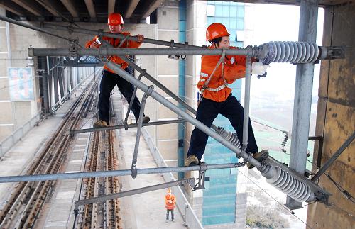 1月24日,南昌供電段職工在對京九鐵路九江長江大橋上電氣化接觸網(wǎng)設(shè)備進行檢修保養(yǎng)。自1月22日以來,南昌鐵路供電段的職工放棄春節(jié)休息時間,利用鐵路運輸相對減少的空隙,加班加點對京九鐵路、昌九城際電氣化接觸網(wǎng)等關(guān)鍵設(shè)施設(shè)備進行全面檢修保養(yǎng),迎接節(jié)后鐵路運輸高峰。新華社發(fā)(胡國林攝)