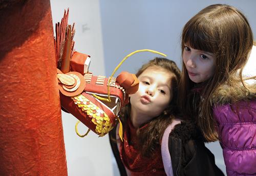 1月21日,在美國首都華盛頓附近的羅克維爾縣,6歲半的哈娜·弗蘭克(左)與7歲的勞倫·波維奇與一個中國龍的裝飾親密合影。當(dāng)天,華盛頓地區(qū)華人居住最為集中的羅克維爾縣舉行慶祝中國農(nóng)歷新年活動。展現(xiàn)中華文化的游行表演、“龍”主題藝術(shù)展覽和匯聚中國各地美食的廟會等活動為當(dāng)?shù)厝藥砹藵鉂獾凝埬昴晡丁?新華社記者王軼歐攝(戴天放編輯)