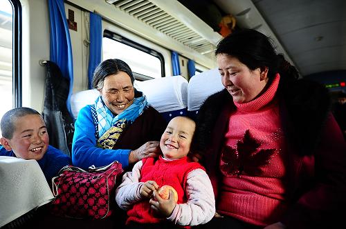 1月27日,在青海西寧西客站,5歲的倉(cāng)央卓瑪(右二)和家人登上由西寧開(kāi)往拉薩的K9801次列車(chē)。新華社記者 張宏祥 攝