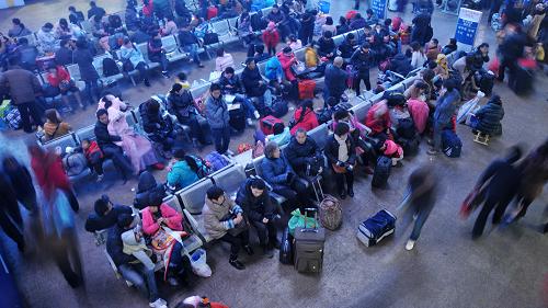 這是人頭攢動(dòng)的長沙汽車南站候車大廳(1月27日攝)。1月27日,長沙各長途汽車站人流量明顯增加,出現(xiàn)返程客流高峰。據(jù)了解,今年長沙市春運(yùn)期間已投入道路客運(yùn)車輛3363臺(tái),并預(yù)留儲(chǔ)備運(yùn)力100臺(tái)。目前,當(dāng)?shù)馗髌嚳瓦\(yùn)站正通過GPS、行車記錄儀、隨車視頻監(jiān)控等手段,全面加強(qiáng)行車監(jiān)控,確保春運(yùn)安全暢通。新華社記者 龍弘濤 攝