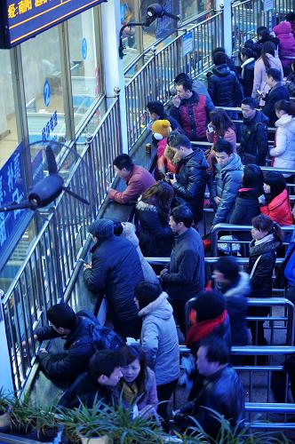 1月27日,在長沙汽車南站購票窗口,旅客排隊(duì)購票。新華社記者 龍弘濤 攝