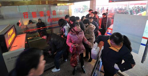 1月27日,在長沙汽車南站入口,旅客排隊(duì)進(jìn)站。新華社記者 龍弘濤 攝