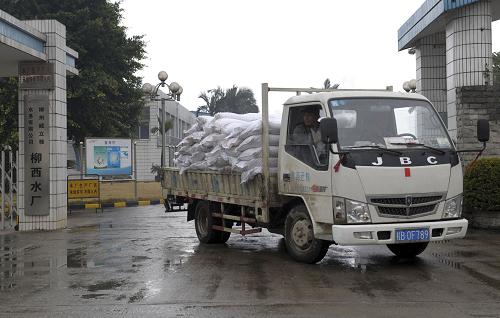 1月27日,在廣西柳州市柳西水廠,車輛將從湖南調(diào)運來降低鎘濃度用的氯化鋁運往市內(nèi)其他水廠。新華社發(fā)