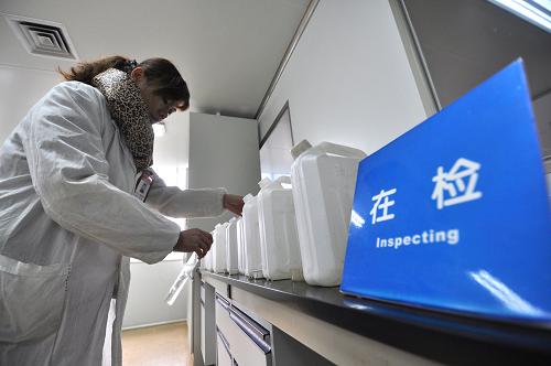1月27日,廣西柳州市疾控中心工作人員對柳江水進行檢測。新華社發(fā)