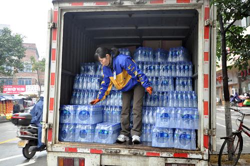 1月27日,廣西柳州市一超市調(diào)配飲用水以滿足市民需求。新華社發(fā)