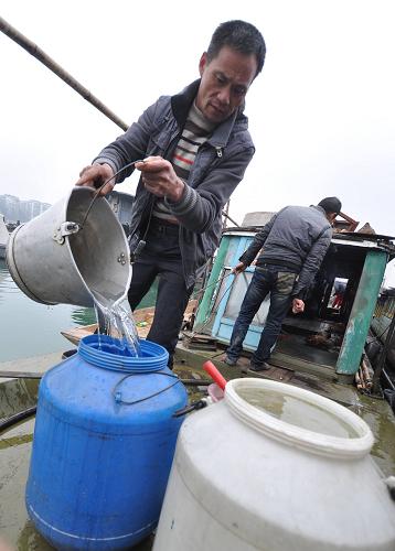 1月27日,漁民在柳江飲用水保護河段打水蓄水。 新華社發(fā)