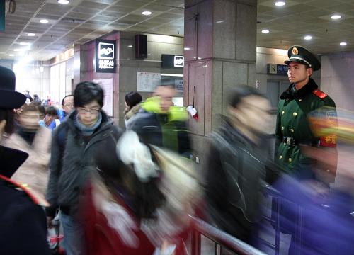 1月27日,在杭州火車站,旅客們有序進(jìn)站。隨著春節(jié)假期漸入尾聲,全國(guó)多地迎來(lái)節(jié)后返程客流高峰。新華社發(fā)(郭廣杰 攝)
