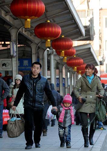1月27日,旅客在沈陽(yáng)火車站出站。新華社發(fā)(張文魁 攝)