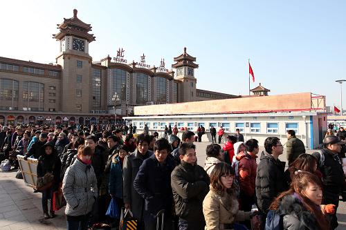 1月27日,北京火車站的出站旅客排隊(duì)等候出租車。新華社發(fā)(楊樂(lè) 攝)