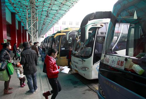 1月30日,一些旅客在成都市新南門汽車站準(zhǔn)備乘車。新華社發(fā)(劉坤攝)