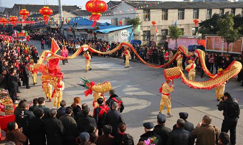 2月1日,瑞安莘塍廟會巡游隊伍在鄉(xiāng)村行走鬧新春。當(dāng)日是農(nóng)歷正月初十,浙江省瑞安市莘塍街道迎來一年一度的莘塍廟會。由花燈、舞龍、戲曲人物、踩高蹺、舞蹈隊、村民軍樂隊等組成的表演方隊,在鄉(xiāng)村巡游鬧新春慶龍年。新華社發(fā)(莊穎昶 攝)