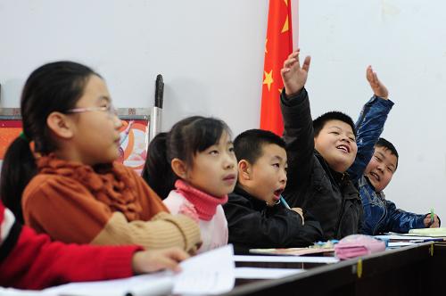 2月1日,學(xué)生們?cè)谡n上舉手回答問題。遼寧省鞍山市曙光街道在學(xué)生寒假期間開展“陽光教室 快樂講堂”活動(dòng),由街道提供授課場(chǎng)所,志愿者義務(wù)為街道轄區(qū)內(nèi)寒假期間家中無人照看的學(xué)生授課。志愿者選擇學(xué)生們感興趣的內(nèi)容進(jìn)行教授,以與學(xué)生進(jìn)行課堂互動(dòng)等形式,讓枯燥的課程變得有意思,同時(shí)還根據(jù)不同學(xué)生的學(xué)習(xí)需求為學(xué)生解答學(xué)習(xí)上遇到的問題。街道希望通過這樣的活動(dòng),在寒假里給學(xué)生們減輕學(xué)習(xí)壓力,讓學(xué)生們過一個(gè)快樂的寒假。新華社記者 潘昱龍 攝