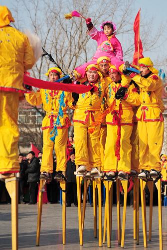 2月1日,濟(jì)南山頭村村民在表演“高蹺”。當(dāng)日,第三屆齊魯民間藝術(shù)展演在山東濟(jì)南舉行。鼓子秧歌、威風(fēng)鑼鼓等36個(gè)具有山東地方特色的“非物質(zhì)文化遺產(chǎn)”項(xiàng)目輪番上場,歡歡喜喜賀新春。新華社記者 朱崢 攝