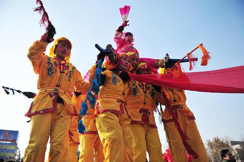 2月1日,濟(jì)南山頭村村民在表演“高蹺”。新華社記者 朱崢 攝