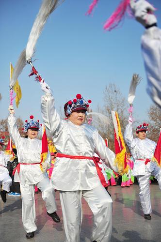 2月1日,濟(jì)南洪家樓威風(fēng)鑼鼓隊(duì)在表演“山東大秧歌”。新華社記者 朱崢 攝