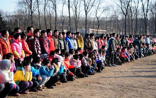 學(xué)校組織參加補(bǔ)課的學(xué)生們觀看新兵訓(xùn)練(2月2日攝)。新華社記者 潘昱龍 攝