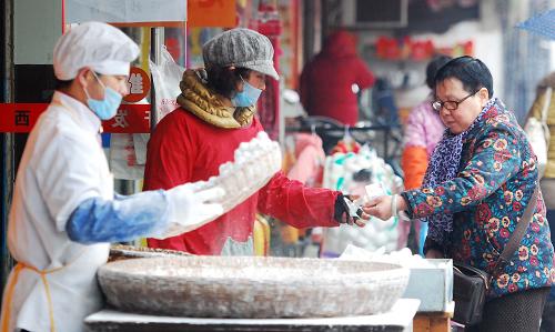 2月4日,在江西九江市一家元宵加工店,市民在選購(gòu)手工元宵。元宵節(jié)將至,江西九江市多家食品店忙著用手工傳統(tǒng)工藝趕制元宵。工作人員將各種口味的餡料放到撒滿糯米粉的竹篩里,然后反復(fù)進(jìn)行搖勻和過水,最終制成手工傳統(tǒng)的搖元宵,受到消費(fèi)者的青睞。新華社發(fā)(胡國(guó)林 攝)