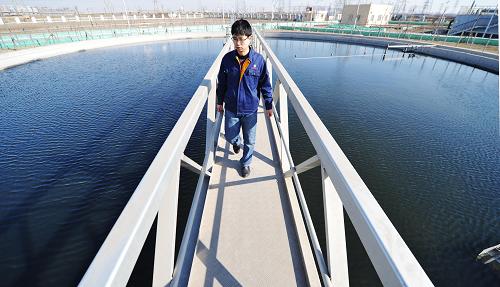 2月10日,工作人員在北塘污水處理廠沉降池查看。天津市近年來持續(xù)實施清水工程、凈化工程、綠化工程,著力把濱海新區(qū)打造為生態(tài)宜居新城區(qū)和國家環(huán)保模范城。濱海新區(qū)規(guī)模最大、處理標準最高的北塘污水處理廠一期已經(jīng)正式投產(chǎn)運營,其設計處理規(guī)模為15萬立方米/日,執(zhí)行天津市一級A污水排放標準,為天津經(jīng)濟技術開發(fā)區(qū)、北塘、海洋高新區(qū)等多個區(qū)域服務。濱海新區(qū)還將在“十二五”期間新建和改造擴容多個污水處理項目,加快生態(tài)宜居新城區(qū)建設。新華社記者 岳月偉 攝