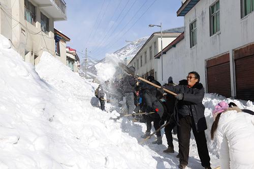 2月12日,西藏聶拉木縣的機關(guān)干部在縣城街道清除積雪,為群眾打開出行通道。新華社記者 文濤 攝