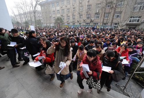 3月11日,在南京林業(yè)大學(xué)考點,考生們開始進(jìn)場考試。當(dāng)日,江蘇省2012年考試錄用公務(wù)員公共科目筆試在全省14個考區(qū)、166個考點、7693個考場同時舉行,全省229450多名考生參加考試,考生人數(shù)為歷年來最多。2012年,江蘇省共招錄6748名公務(wù)員和參照管理單位工作人員,比2011年增加245名,招錄人數(shù)亦為歷年最多。其中,具有本科及以上學(xué)歷者仍然是招錄的主體。新華社記者 孫參 攝