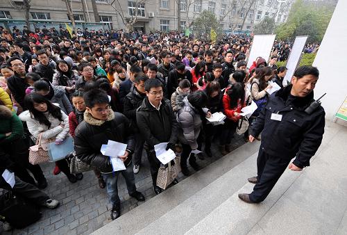3月11日,在南京林業(yè)大學(xué)考點,參加公務(wù)員考試的考生們在等候進(jìn)場。新華社記者孫參攝