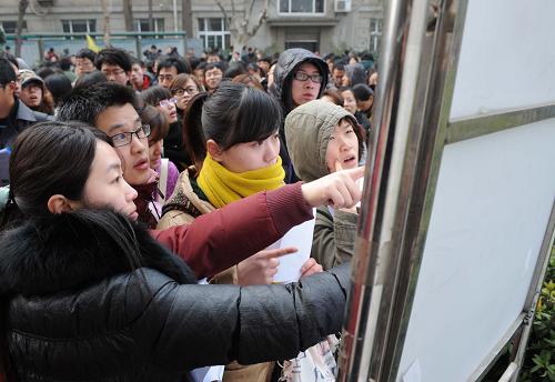 3月11日,在南京林業(yè)大學(xué)考點,參加公務(wù)員考試的考生們在考場分布表前查找自己的考場。新華社記者 孫參 攝