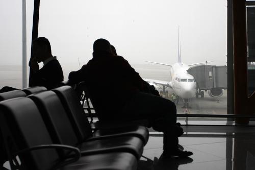 3月17日10時(shí)50分許,在北京首都機(jī)場T3航站樓,乘客在等待登機(jī)。新華社發(fā)(付琪 攝)