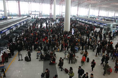 3月17日10時(shí)30分許,在北京首都機(jī)場T3航站樓,乘客在等待登機(jī)。新華社發(fā)(付琪 攝)