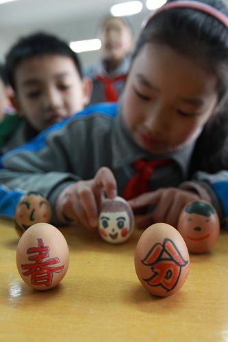 3月20日,濟南市清河實驗小學(xué)的學(xué)生在做“立蛋”游戲。新華社發(fā)(呂傳泉 攝)