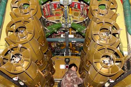 3月20日,空軍航空兵某部地勤人員在檢查掛載的炸彈。新華社發(fā)(尤中原 攝)