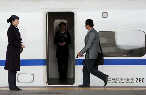 3月20日,一名旅客在南京火車站準(zhǔn)備乘坐滬寧高鐵。新華社發(fā)