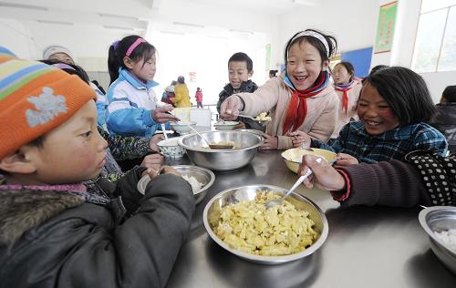 西藏林芝地區(qū)米林縣南伊珞巴民族鄉(xiāng)小學(xué)的學(xué)生在吃午餐(3月23日攝)。新華社記者 普布扎西 攝