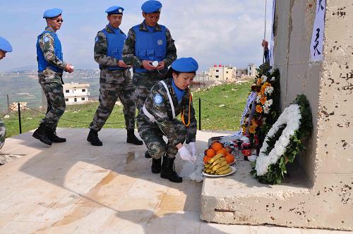 3月31日,在黎巴嫩東南部邊境小鎮(zhèn)哈亞姆,中國(guó)赴黎巴嫩維和部隊(duì)官兵祭奠在執(zhí)行聯(lián)合國(guó)維和使命中犧牲的中國(guó)駐聯(lián)合國(guó)軍事觀察員杜照宇烈士。2006年7月25日,以色列飛機(jī)誤炸哈亞姆鎮(zhèn)以南聯(lián)合國(guó)維和部隊(duì)的一處觀察站,造成包括杜照宇在內(nèi)的4名聯(lián)合國(guó)觀察員遇難。 新華社發(fā) (童浩攝)
