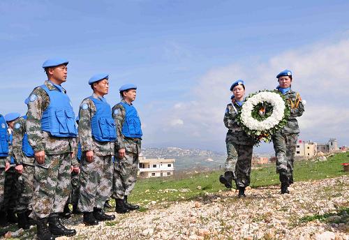 3月31日,在黎巴嫩東南部邊境小鎮(zhèn)哈亞姆,中國(guó)赴黎巴嫩維和部隊(duì)官兵祭奠在執(zhí)行聯(lián)合國(guó)維和使命中犧牲的中國(guó)駐聯(lián)合國(guó)軍事觀察員杜照宇烈士。新華社發(fā) (童浩攝)