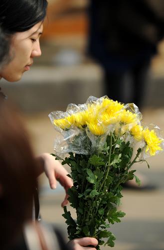 4月2日,在南昌市瀛上墓區(qū),一位市民手拿鮮花祭奠逝者。 中國(guó)傳統(tǒng)節(jié)日清明臨近,許多人選擇在清明期間以各種方式祭奠逝者、緬懷先烈。 新華社記者 周科攝