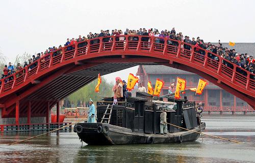 清明文化節(jié)受熱捧 4月2日,游客們在清明上河園景區(qū)的虹橋上觀看《清明上河圖》中汴河漕運(yùn)的場景。 當(dāng)日是清明小長假的第一天。在開封清明文化節(jié)主會場之一的清明上河園景區(qū),游客人數(shù)超過1.5萬人。宋韻悠揚(yáng)、盛世清明的如畫美景,讓游客們享受清明文化的樂趣,感受中原大地的春天。 新華社記者王頌攝