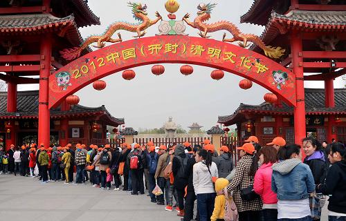 4月2日,游客們在清明上河園景區(qū)外排隊(duì)進(jìn)園。 當(dāng)日是清明小長假的第一天。在開封清明文化節(jié)主會場之一的清明上河園景區(qū),游客人數(shù)超過1.5萬人。宋韻悠揚(yáng)、盛世清明的如畫美景,讓游客們享受清明文化的樂趣,感受中原大地的春天。 新華社記者王頌攝