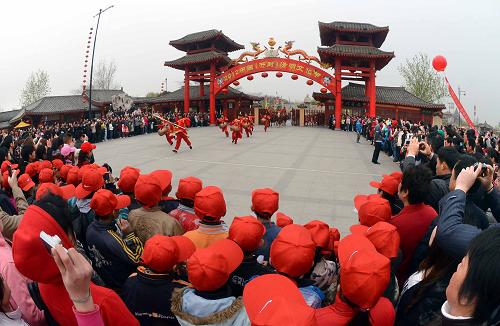 4月2日,游客們在清明上河園景區(qū)門前觀看民俗表演。 當(dāng)日是清明小長假的第一天。在開封清明文化節(jié)主會場之一的清明上河園景區(qū),游客人數(shù)超過1.5萬人。宋韻悠揚(yáng)、盛世清明的如畫美景,讓游客們享受清明文化的樂趣,感受中原大地的春天。 新華社記者王頌攝