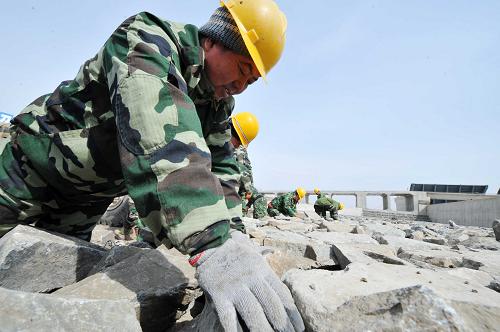 “ 在引嫩擴建工程現(xiàn)場,工人們在填裝石籠。(3月28日攝)。 “北大倉”黑龍江今年將投入百億元加快推進農(nóng)田水利建設,保障糧食生產(chǎn)。全省將續(xù)建尼爾基引嫩擴建工程、三江平原14處灌區(qū)工程、11處大型灌區(qū)續(xù)建配套與節(jié)水改造工程。 新華社記者王建威攝
