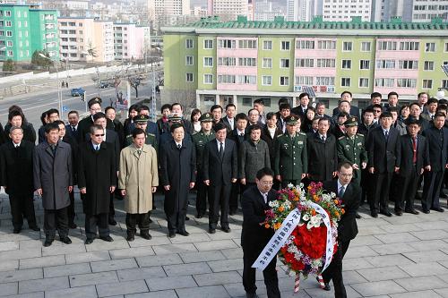 4月4日清明節(jié),在朝鮮首都平壤,中國(guó)駐朝使館外交官向友誼塔敬獻(xiàn)花圈。當(dāng)日,中國(guó)駐朝鮮大使劉洪才率使館外交官和在朝中資機(jī)構(gòu)代表,來(lái)到中國(guó)人民志愿軍烈士紀(jì)念碑——友誼塔和兄弟山志愿軍烈士墓祭掃并敬獻(xiàn)花圈,深切緬懷入朝參戰(zhàn)的中國(guó)人民志愿軍烈士。友誼塔位于平壤中心牡丹峰西北側(cè)的山崗上,保存著載有22700名烈士姓名的志愿軍烈士名冊(cè)原本和三幅贊頌志愿軍豐功偉績(jī)的大型壁畫(huà)。位于平壤市兄弟山區(qū)的兄弟山志愿軍烈士墓安葬著114名志愿軍烈士。新華社記者 張利 攝