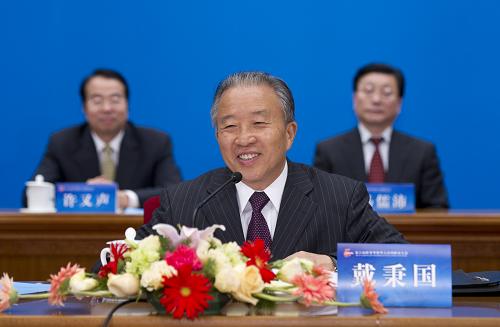 4月9日,中國(guó)國(guó)務(wù)委員戴秉國(guó)在北京人民大會(huì)堂出席第六屆世界華僑華人社團(tuán)聯(lián)誼大會(huì)開(kāi)幕式并致辭。新華社記者 黃敬文 攝