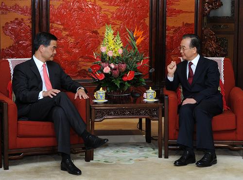 第四任行政長(zhǎng)官的國(guó)務(wù)院令。這是頒發(fā)國(guó)務(wù)院令后溫家寶與梁振英交談。新華社記者 劉建生 攝